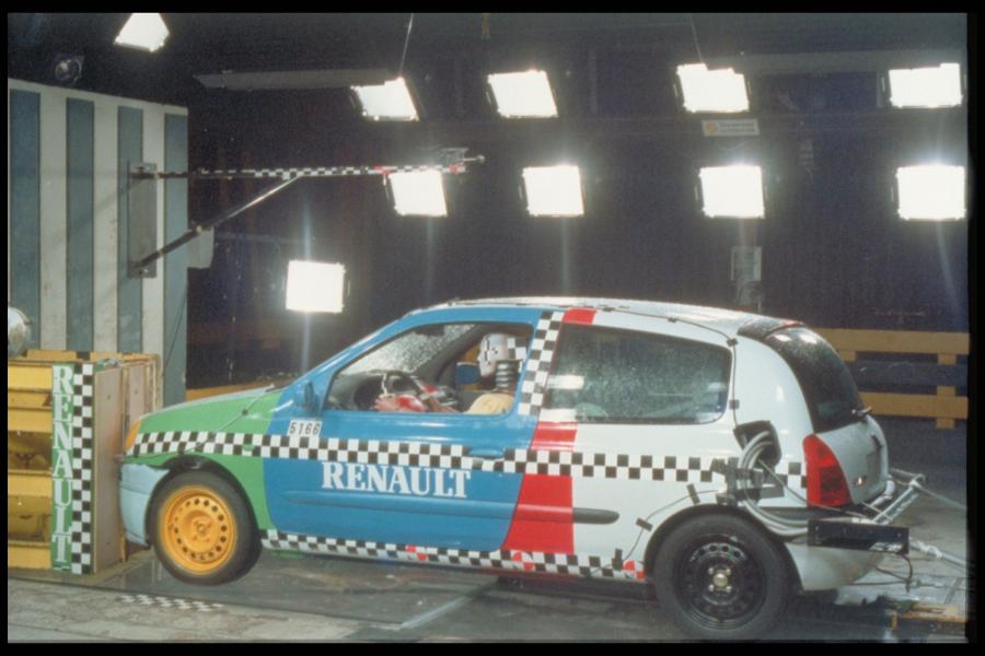  Renault Clio 1998 года  (фото 36 из 106)